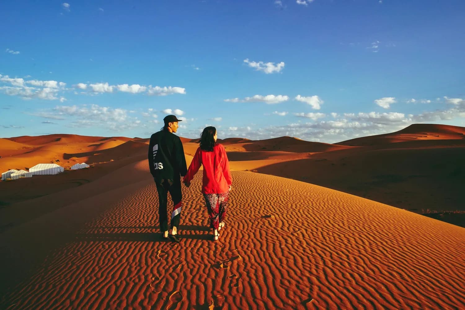 背包客情侣的浪漫冒险之旅：从非洲到南美，他们的爱情在旅途中升华