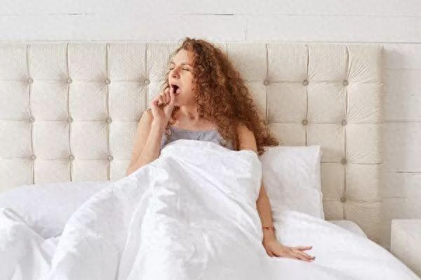 嘴里总有股尿骚味、酸臭味，咋回事？5种口臭暗示身体出大事，赶紧自测下