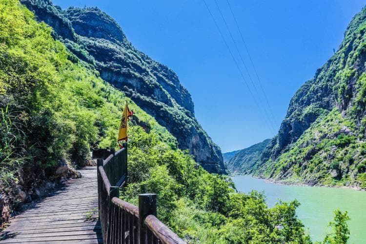 明月峡景区：嘉陵江畔栈道奇观，周边吃住玩全攻略