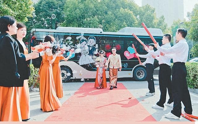 郑州新人选择公交当婚车：低碳环保又有纪念意义