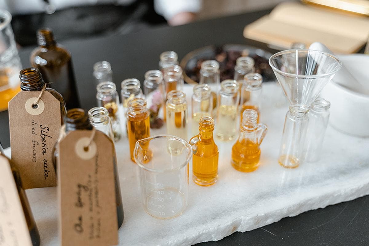 定香剂：香水持久留香的秘密武器