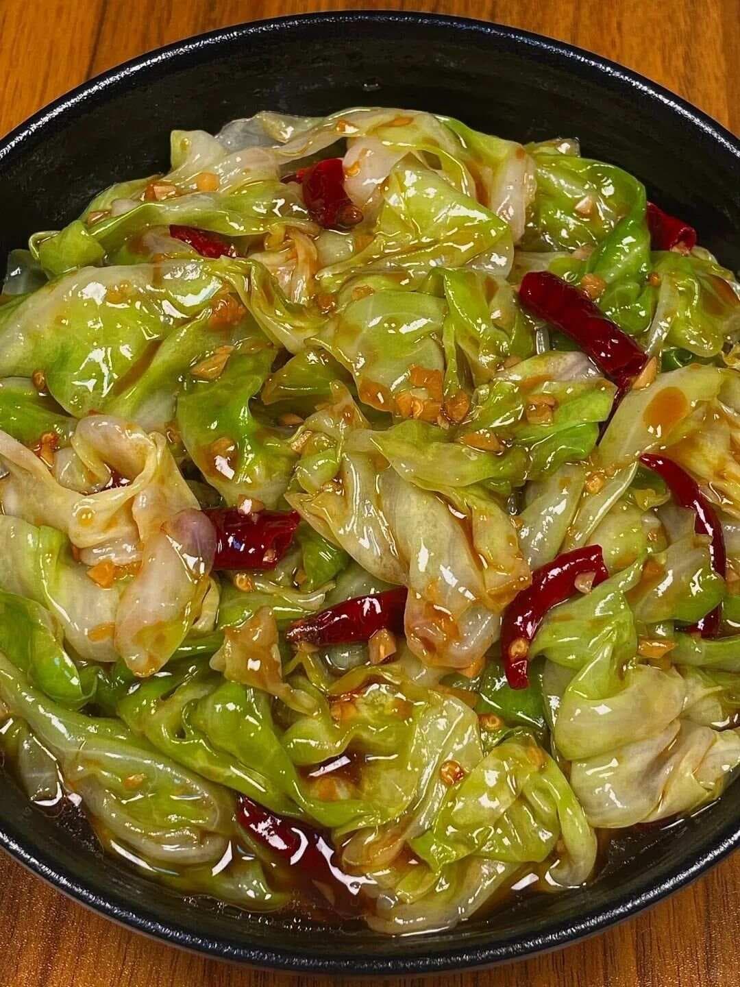 手撕包菜的精确做法！酸辣入味，爽口解腻~