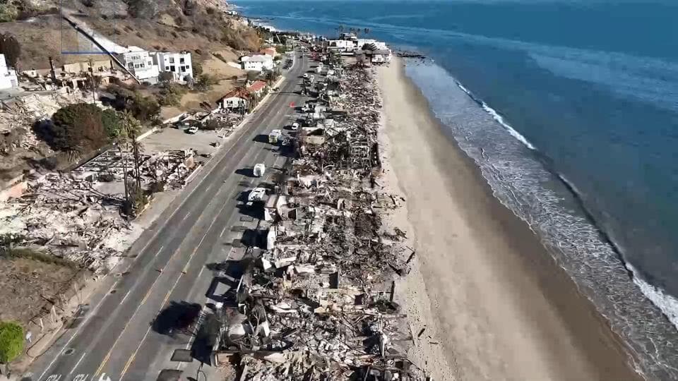 美国加州山火烧到海岸线 近水也不解近渴
