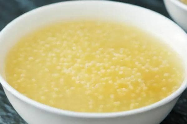 小米稀饭，不仅是味蕾上的温柔慰藉，更是身心疲惫时的一剂良方