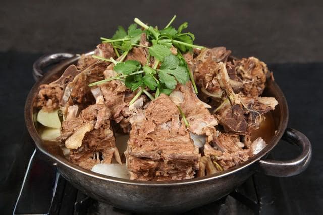 羊蝎子：冬季餐桌上的高钙高蛋白滋补佳品