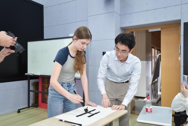 创新教学模式：宁波大学打造“魔术+书法+AI”国际中文教育新范式