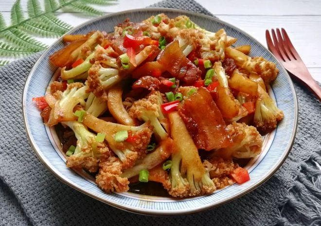炒花菜，直接炒还是先焯水？都不对，教您正确做法，出锅又香又脆