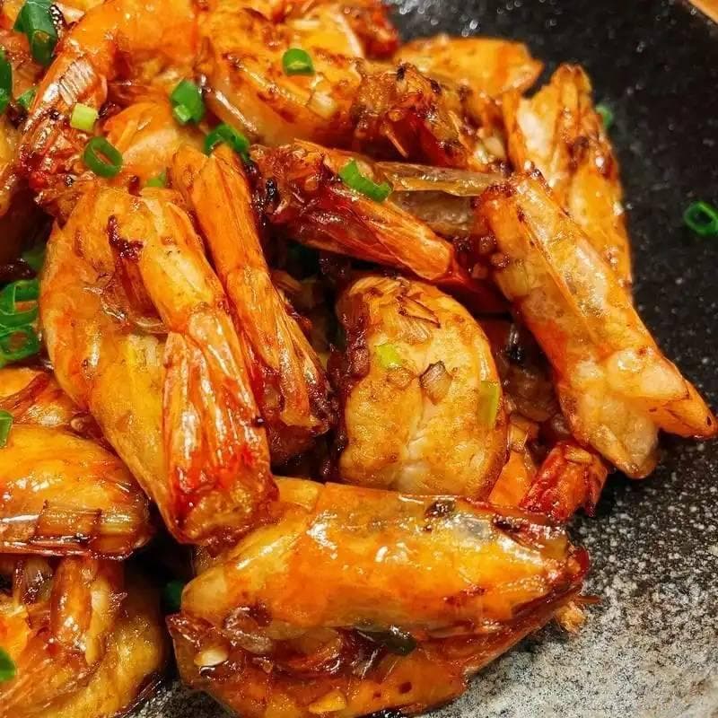 油爆大虾：鲜香辣爽的美食盛宴