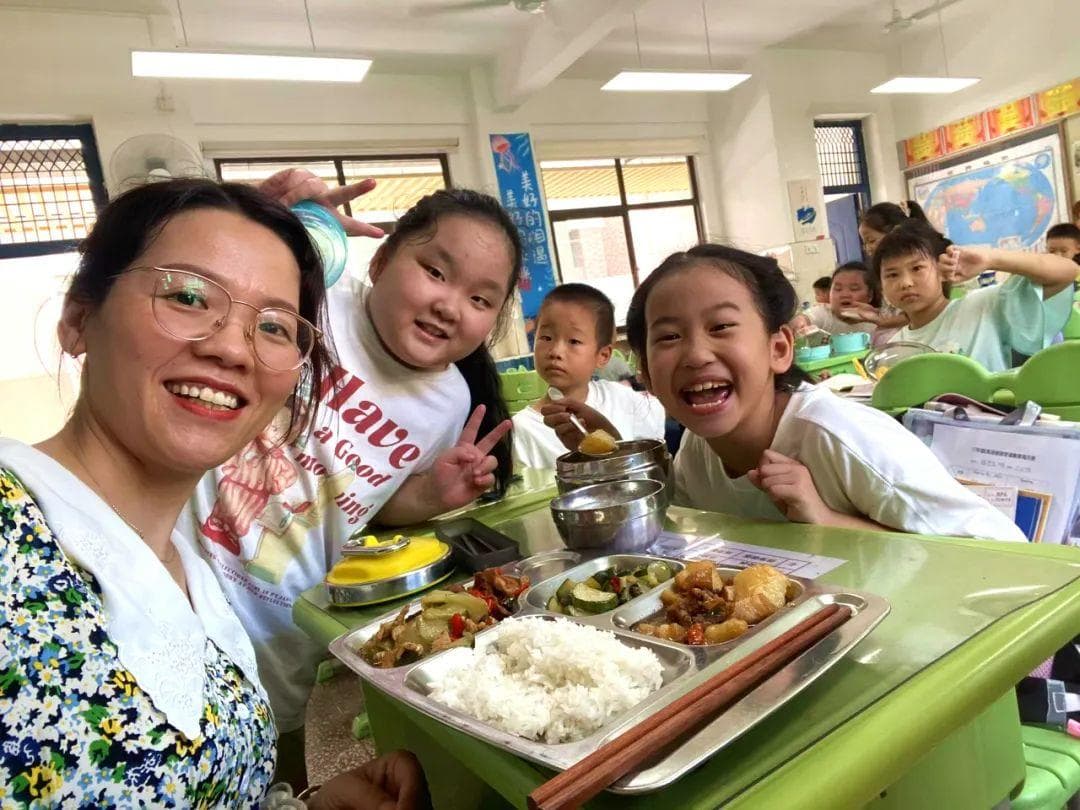 两任校长被免职后，这所学校的伙食“差评”变“好评”……