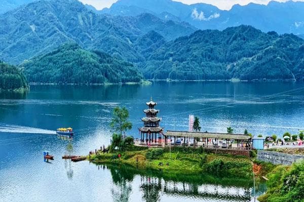瓦屋山周边景点介绍：雅女湖、柳江古镇、槽渔滩和玉屏山