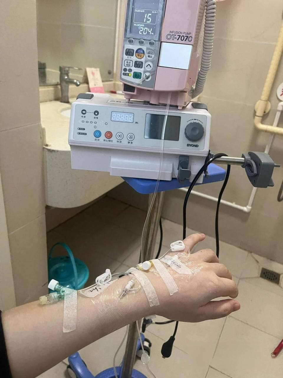 孕妇高铁被行李箱砸中致早产儿夭折，已起诉两方责任人