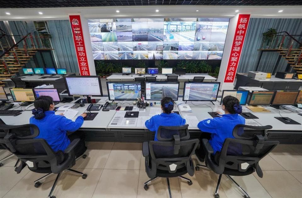 春运期间高速路保障是如何运作？记者探访，巡查实时测道路“体温”，无人机作业排堵点