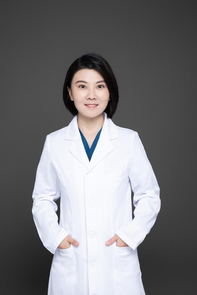 整形医生解析：上睑下垂的成因与改善方法