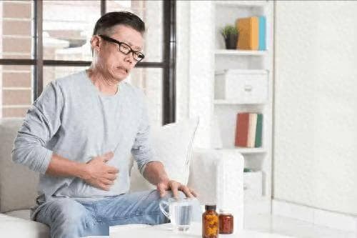胃炎患者不能吃菠萝？医生告诫：这3种水果不要贪嘴，身体更健康