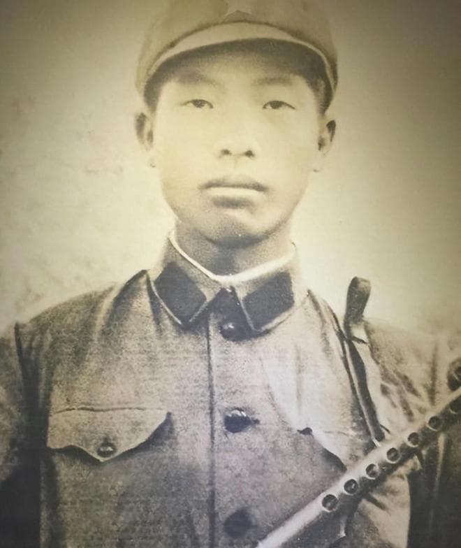 英雄王杰舍身救下12条生命，八年未婚妻守候终生，每年都去祭拜