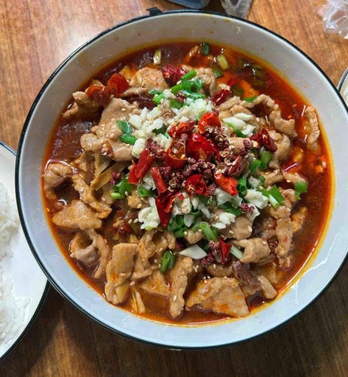 云南水煮肉片：麻辣香浓，回味无穷