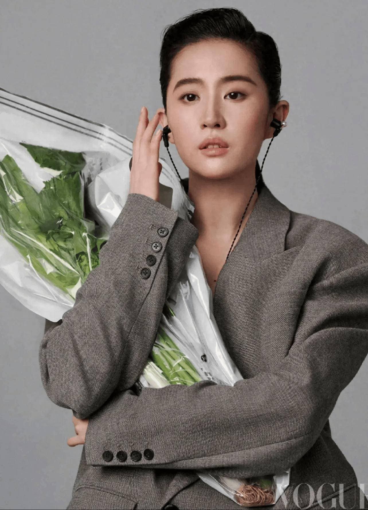 Vogue换新主编首期刘亦菲成为第五位拿下金九单人封的明星