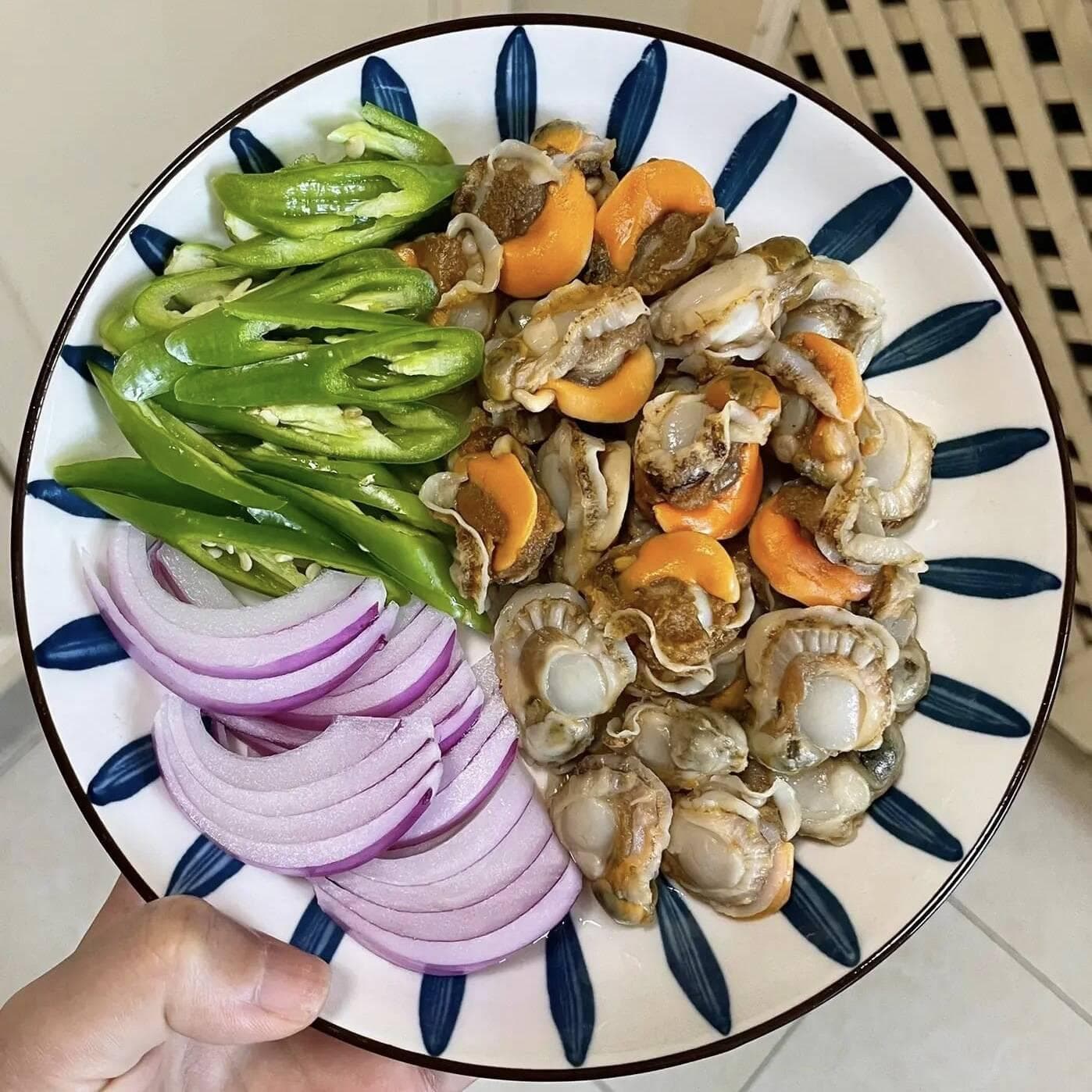 鲜嫩美味、香辣过瘾的爆香扇贝肉，一口鲜美爽辣的海味诱惑！