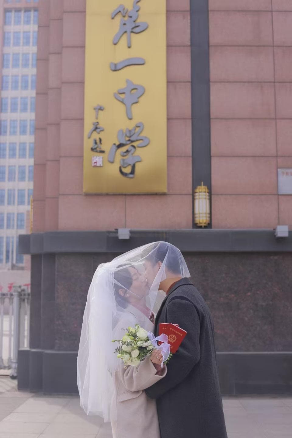 “还没毕业，结婚证我先领啦”：大学就结婚的年轻人过的怎么样？