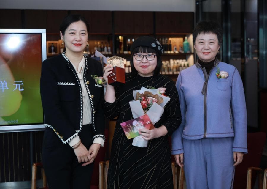 女性视角书写，从无数个“她”辨认出自己