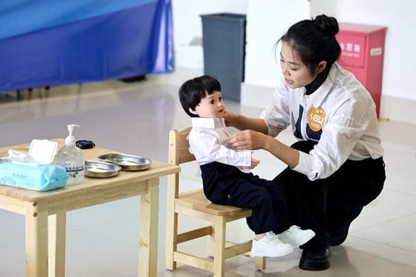 揭秘“婴幼儿成长陪伴师”：从技能培训到职业认同