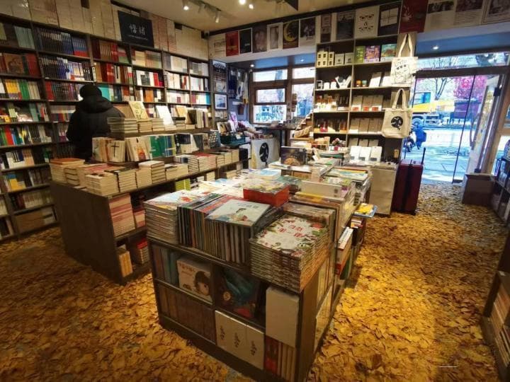 梦想与生计是道选择题，走红西湖边的"落叶书店"要搬了