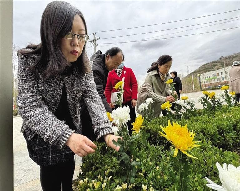 乘公交 献鲜花 推树葬 云祭扫  兰州文明祭扫新风尚让清明更“清明”