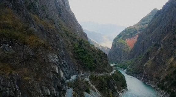 国内十大峡谷流水景区：从新疆到湖南的自然奇观