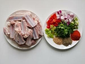 深夜美食热潮：孜然羊排、红焖羊排与清炖羊排齐聚。