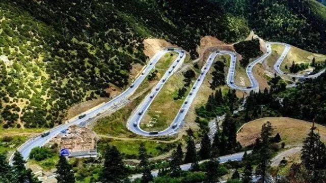 川藏线上的那些废弃“豪车”，为何没人敢捡？背后到底有何原因？