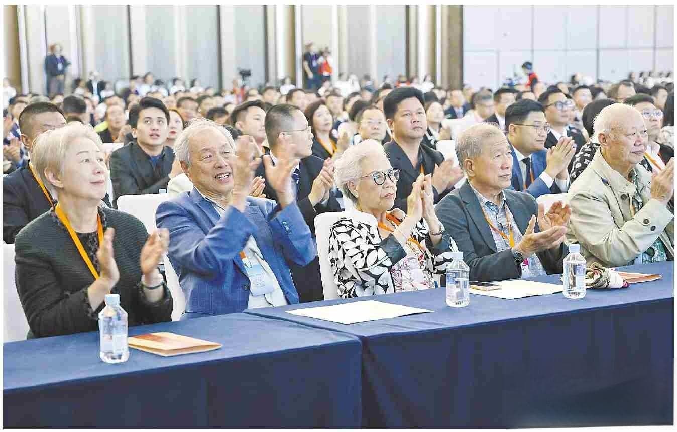 国际潮团联谊年会和世界潮商大会在汕头闭幕