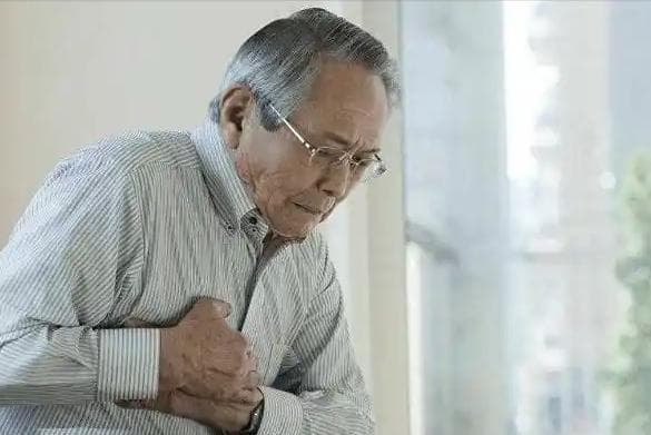 睡前热水泡脚对心脏好吗？医生：泡脚多注意4点，或对心脏有益处