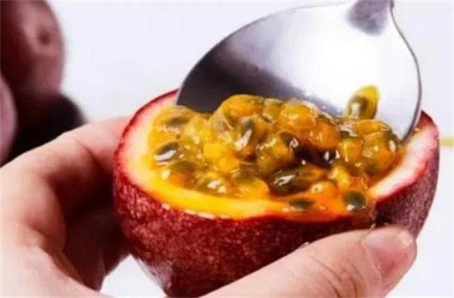 百香果的黑籽是吞还是嚼碎？百香果籽可以吃的吗？