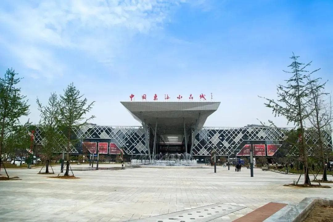 “玄学”珠宝，拿捏焦虑的年轻人