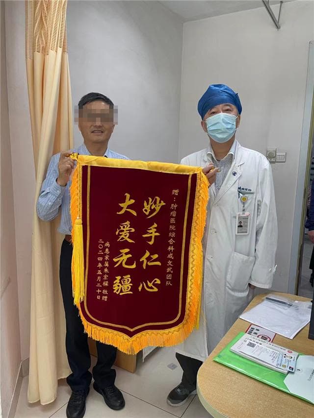 一面锦旗的背后，传递的是一场生命教育！谈死亡的背后，其实谈的是爱
