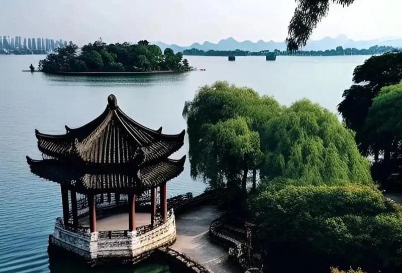 杭州西湖：湖光山色与千年传说的完美融合