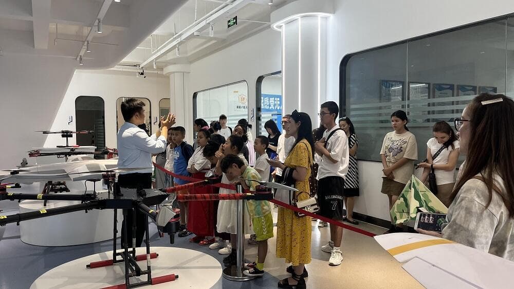 揭秘无人机四大分类：从微型到中型的性能边界
