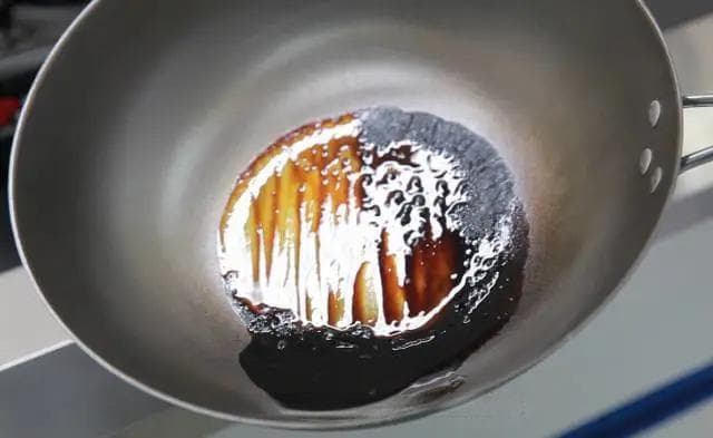 为何食用油燃烧后有黑色胶状物？科学解析黑色胶状物来源