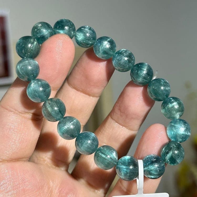 藍晶石：一種具有寶石特性及療癒功效的三斜晶系礦物