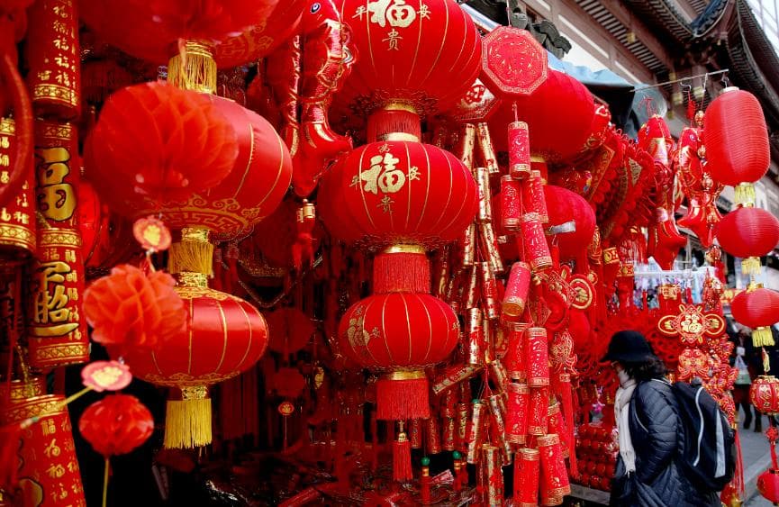 满族春节习俗：守岁与祭祖的悠久传统