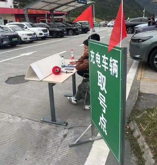假期高速充电又排长队，服务区充电桩覆盖率超97%仍然不够用