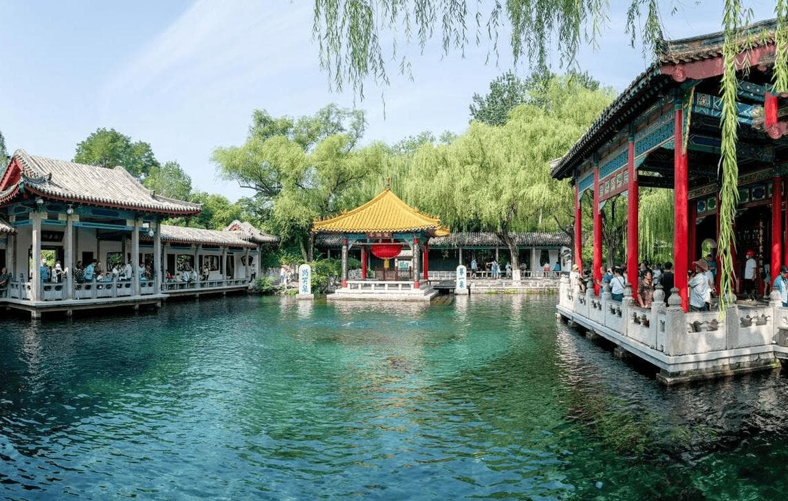 济南八大特色美食：从早餐油旋到经典九转大肠，每一道都是当地人的心头爱
