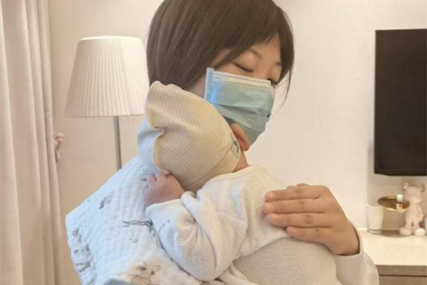 宝宝吐奶 警惕胃食道反流的发生