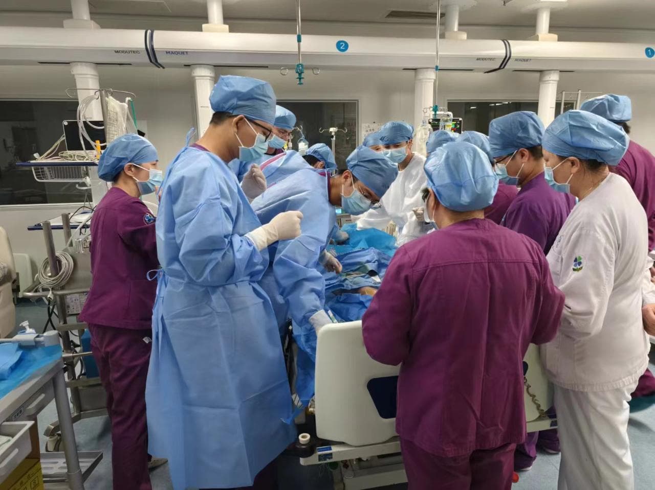 医院成功实施首例VV-ECMO联合俯卧位通气救治重症肺炎患者