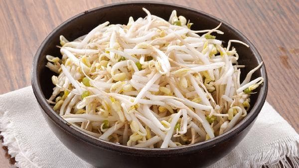 变绿的豆芽可以吃吗？专家解读豆芽变绿的原因与食用建议