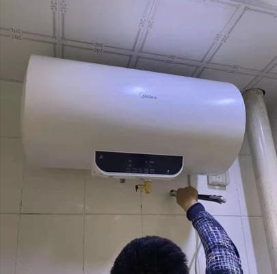 电热水器排水方法及注意事项（简单操作让你轻松排出热水器中的水）