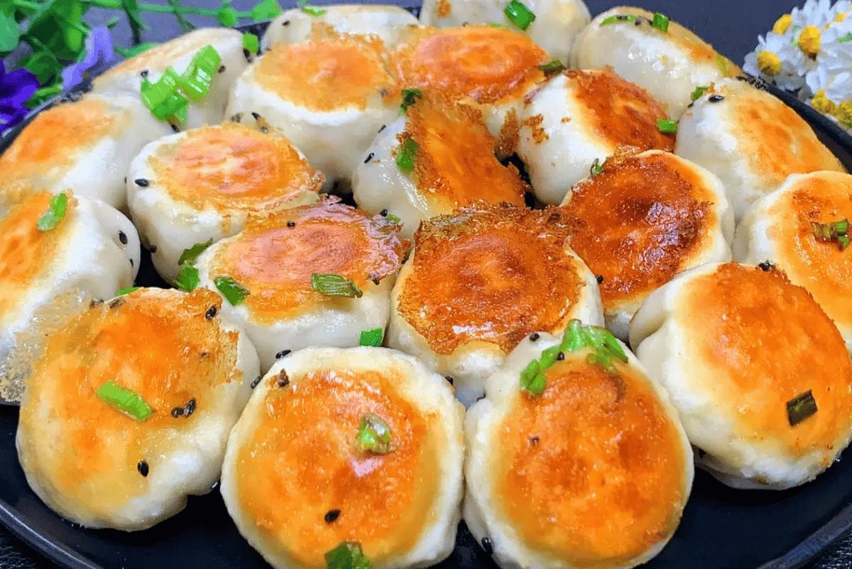 水煎包制作教程：掌握和面与煎制技巧，轻松做出外酥里嫩的美味