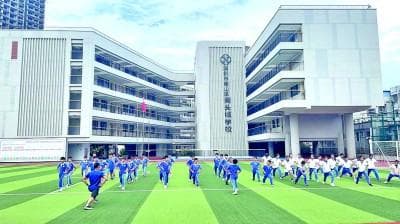 “体育课上的笑容越来越灿烂了”——广东深圳确保“每天一节体育课”得到有效实施