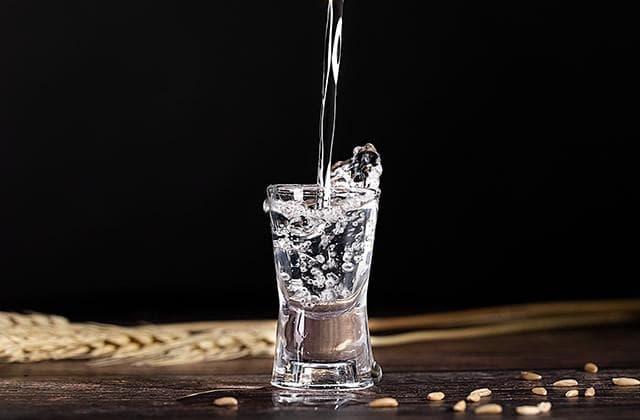 固态酒和液态酒的区别：酿造工艺、口感品质全面解析