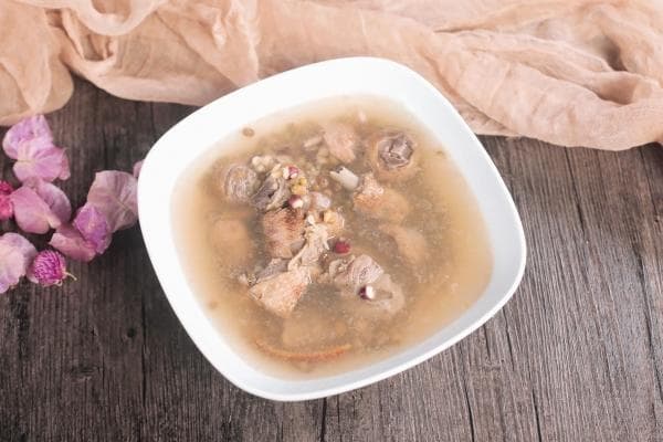 老鸭汤的功效与禁忌：四类人群需谨慎，三种方法巧烹饪